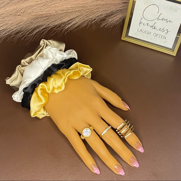 ✨SOLD✨ 🎉3 for $15🎉 4pcs Satin Hair Ties - Picture 3 of 3